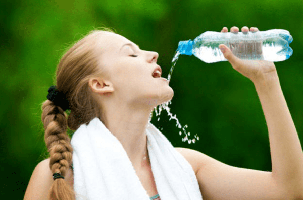 Uống đủ nước cho cơ thể
