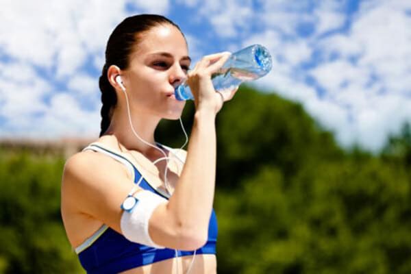 Cung cấp đủ nước cho cơ thể trong quá trình tập luyện thể dục.