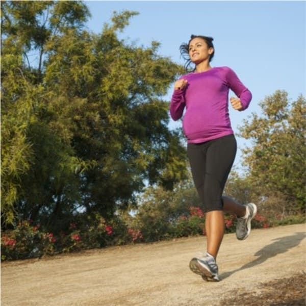 Chạy bộ khi mang bầu đúng cách giúp cải thiện sức khỏe bà bầu tốt hơn.