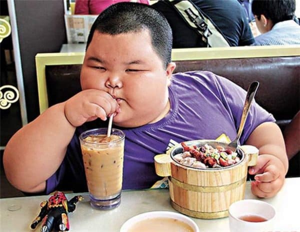 Nên hạn chế cho trẻ ăn đồ ngọt, đồ chứa nhiều chất béo để tránh tình trạng béo phì