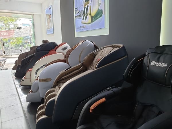 Những mẫu ghế massage mới nhất được trưng bày đầy đủ.