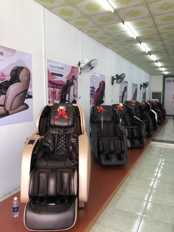 Ghế massage toàn thân được trưng bày nhiều mẫu khác nhau.