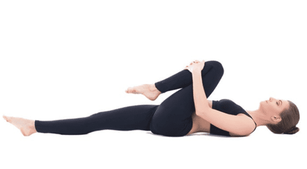 Bài tập yoga tại nhà tư thế xả hơi (Wind Releasing Pose).