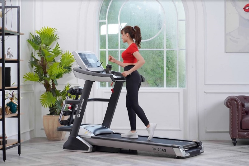 Máy chạy bộ tại nhà với đa chức năng tập luyện cho người sử dụng.