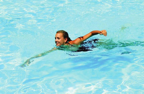 Bơi lội sẽ giúp bạn giảm cân và cải thiện chiều cao.