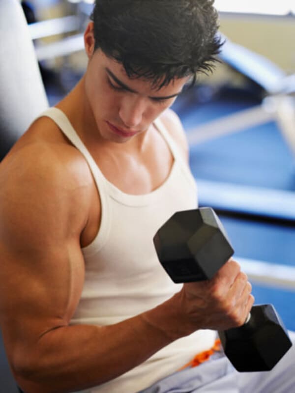 Thử nhiều bài tập khác nhau để thử thách cơ bắp.