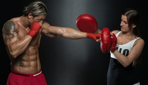 Boxing với những cú đánh nhanh và mạnh giúp bạn đốt calo tối ưu.