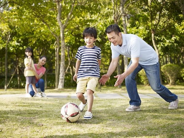 Cha mẹ nên khuyến khích và cùng trẻ tập thể thao mỗi ngày.
