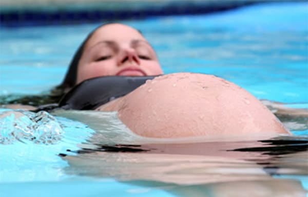Tập bơi sẽ giúp thư giãn giảm áp lực lên khớp xương.