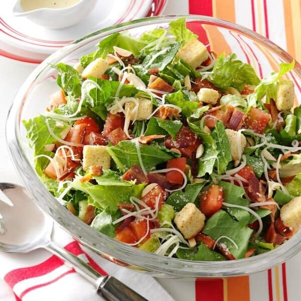 Salad là một gợi ý tuyệt vời cho bữa ăn nhẹ trước khi ăn.