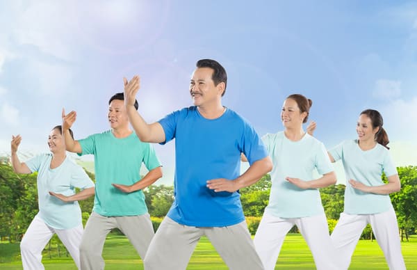 Người cao tuổi nên tập thể dục để cải thiện sức khoẻ.