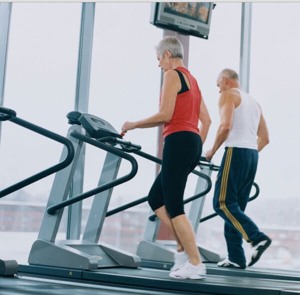 Người cao tuổi tập với máy chạy bộ sẽ tốt cho hệ xương khớp.