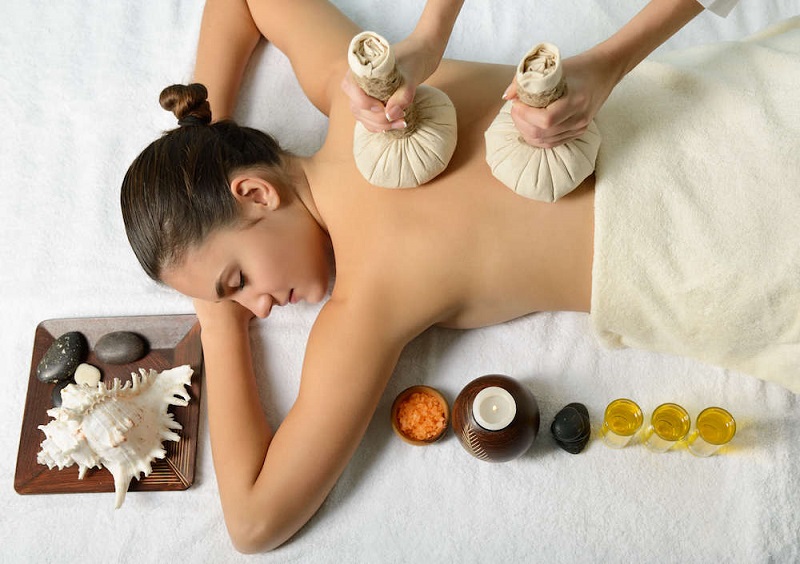 Massage thảo dược là gì? 5 công dụng của massage thảo dược với sức khỏe 