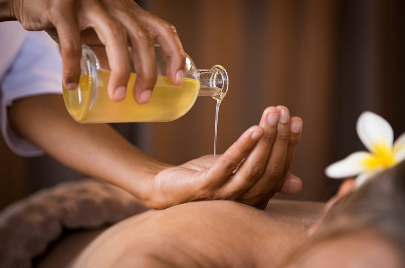 Massage tinh dầu là gì? Massage tinh dầu có tốt không? 