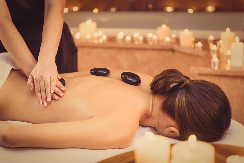 Massage đá nóng là gì? 5 lợi ích đối với sức khỏe